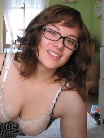 Audrey, coquine à lunettes, tel rose