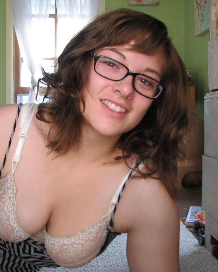 Audrey, coquine à lunettes au téléphone