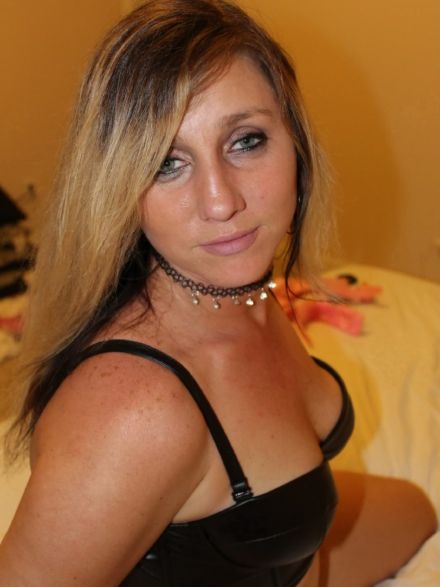 Olivia, blonde soumise, tel rose